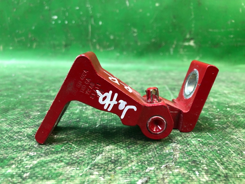 Петля двери верхняя задняя правая VOLKSWAGEN JETTA USA 10-17 2011 Седан CBTA 2.5L 8K0 831 402 H Б/У