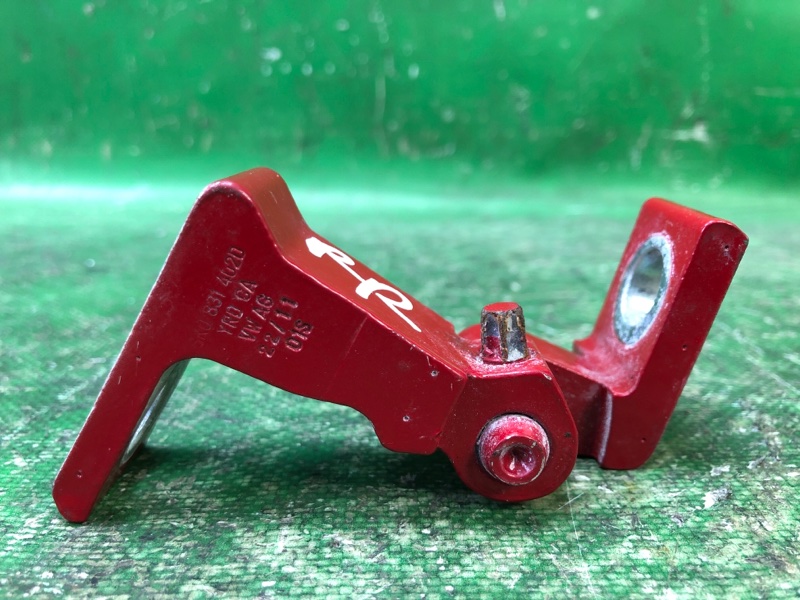 Петля двери нижняя задняя правая VOLKSWAGEN JETTA USA 10-17 2011 Седан CBTA 2.5L 8K0 831 402 H Б/У