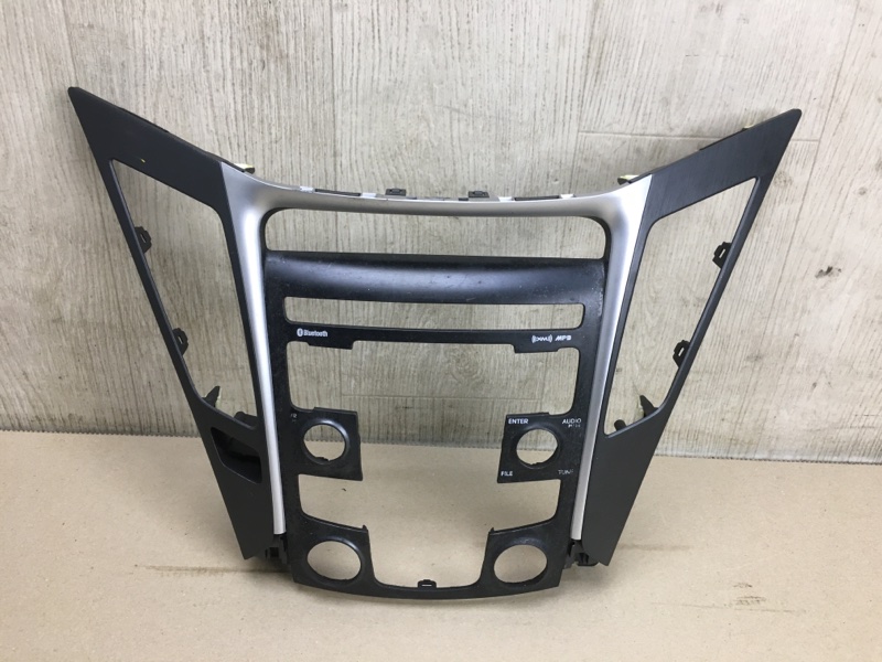 Накладка торпедо под магнитолу HYUNDAI SONATA YF 10-14 2011 YF 2.4 G4KJ 84741-3Q010-YHL Б/У