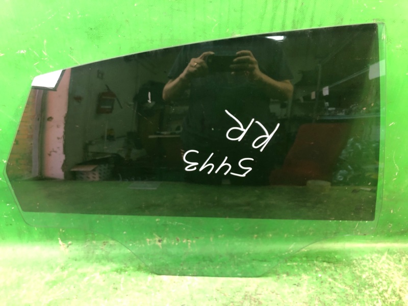 Запчасть стекло двери заднее правое FORD FIESTA 08-17 2012 1.6 C16HDEX BE8Z-5425712-A Б/У Стекло двери заднее правое FORD FIESTA 08-17 2012 1.6 C16HDEX BE8Z-5425712-A Б/У