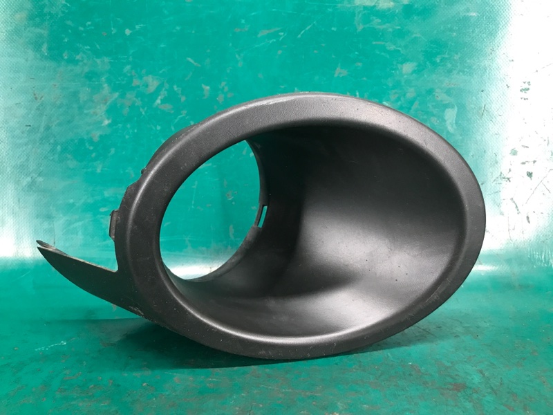 Накладка противотуманной фары правая MITSUBISHI ENDEAVOR 03-11 2003 Внедорожник 3.8 6405A030 Б/У