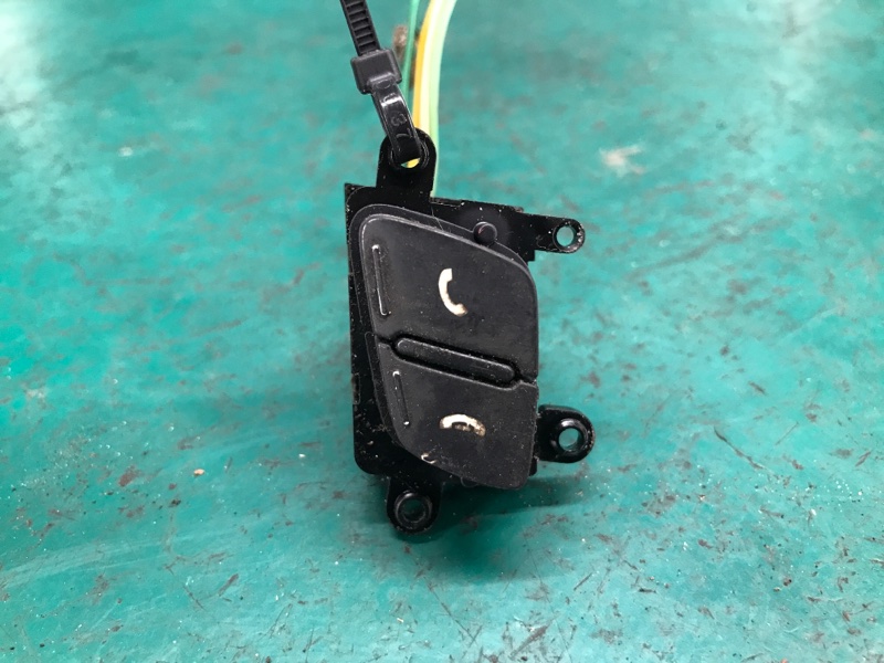 Кнопки на руль левые KIA FORTE/CERATO TD 08-13 2012 Седан G4KD 2.0L 96700-2K800 Б/У