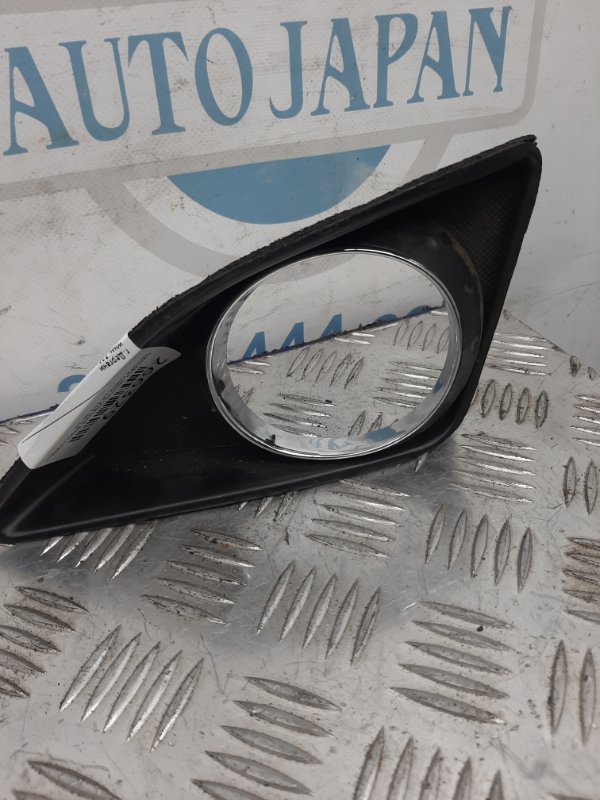 Накладка противотуманной фары передняя левая TOYOTA COROLLA 150 06-13 81482-12070 Б/У