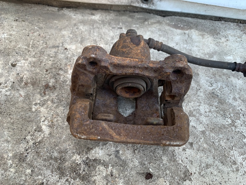 Суппорт тормозной задний левый MDX (YD1) 00-06 2002 3.5 Суппорт тормозной задний левый MDX (YD1) 00-06 2002 3.5