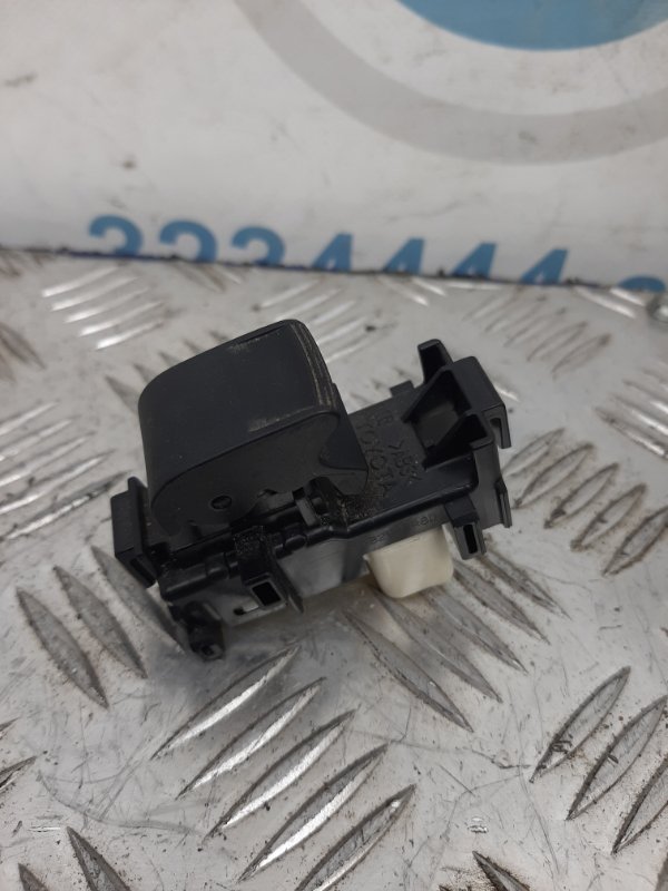 Кнопка стеклоподъемника задняя левая TOYOTA COROLLA 150 06-13 84810-06030 Б/У
