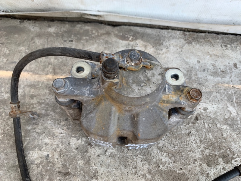 Суппорт тормозной передний правый LEXUS CT200 11-17 1.8 2ZRFXE