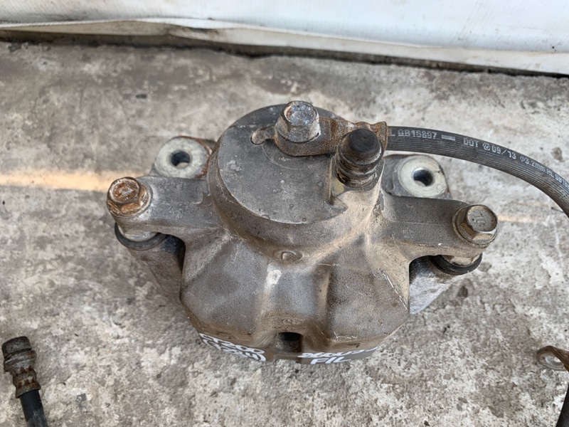 Суппорт тормозной передний левый LEXUS CT200 11-17 1.8 2ZRFXE Суппорт тормозной передний левый LEXUS CT200 11-17 1.8 2ZRFXE