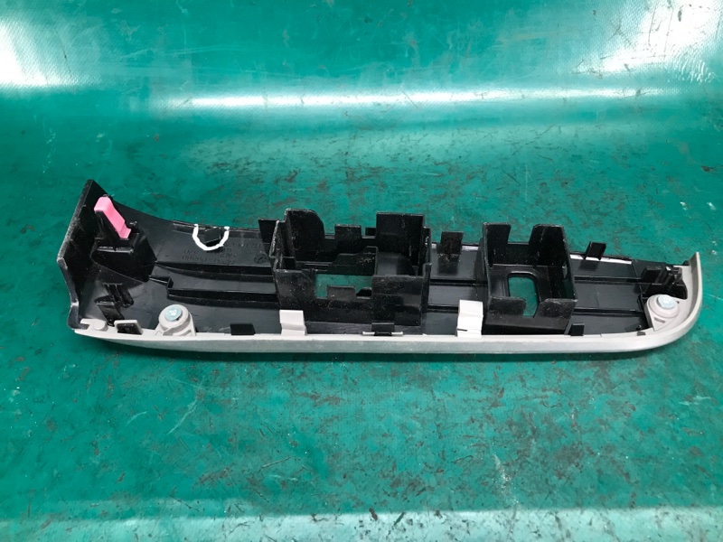 Накладка кнопок стеклоподъемника передняя правая CAMRY 50 12-15 2013 2.5 2ARFXE