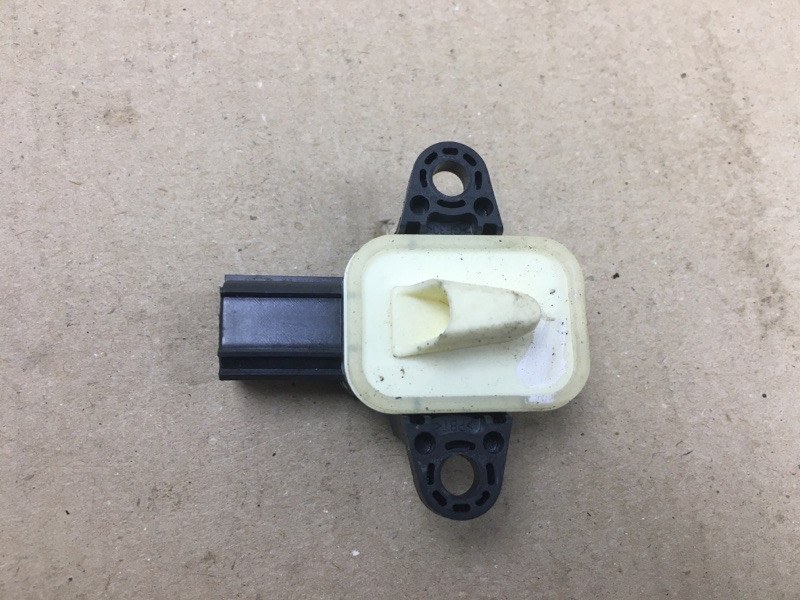 Запчасть датчик удара FORD FOCUS 10-18 2016 MK3 2.0 C20HDEX CP9Z-14B345-A Б/У Датчик удара FORD FOCUS 10-18 2016 MK3 2.0 C20HDEX CP9Z-14B345-A Б/У