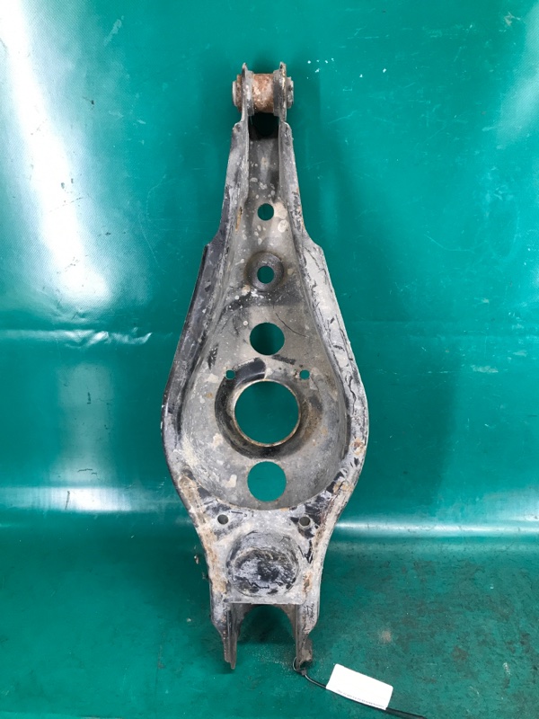 Рычаг задней подвески поперечный нижний правый TOYOTA RAV4 05-12 3.5 2GR-FE Рычаг задней подвески поперечный нижний правый TOYOTA RAV4 05-12 3.5 2GR-FE