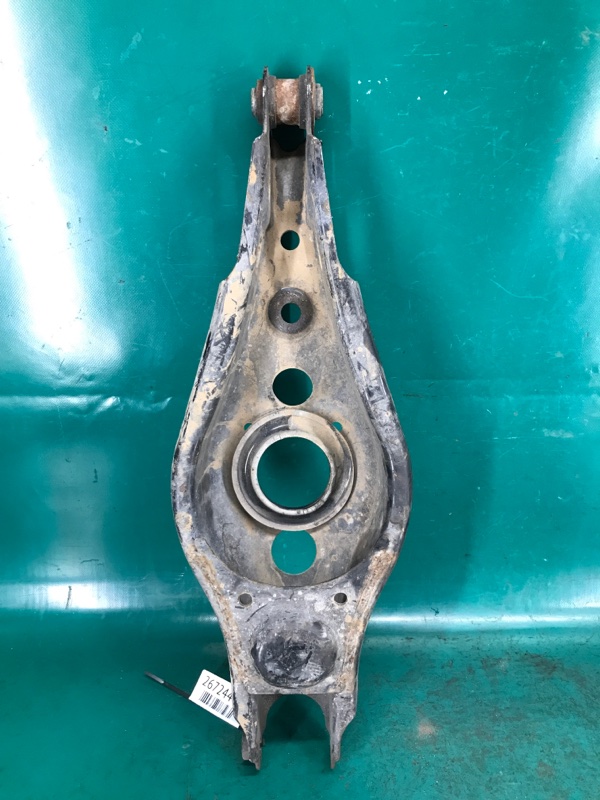 Рычаг задней подвески поперечный нижний левый TOYOTA RAV4 05-12 3.5 2GR-FE