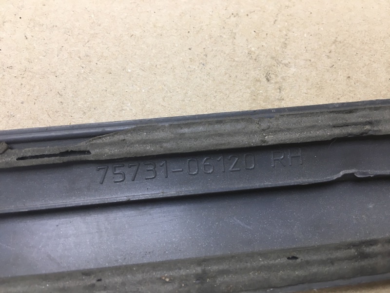 Накладка двери передняя левая CAMRY 40 06-11