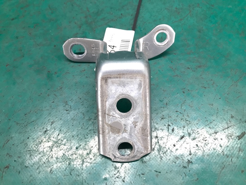 Петля двери нижняя задняя правая TOYOTA RAV4 05-12 2007 3.5 2GR-FE 68770-52031 Б/У