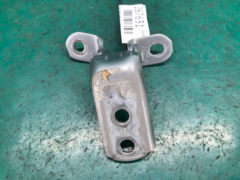 Петля двери верхняя передняя правая TOYOTA RAV4 05-12 2007 3.5 2GR-FE 68710-12151 Б/У
