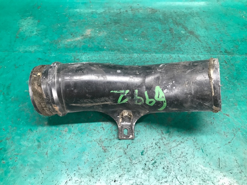 Патрубок воздушного фильтра TOYOTA RAV4 05-12 3.5 2GR-FE