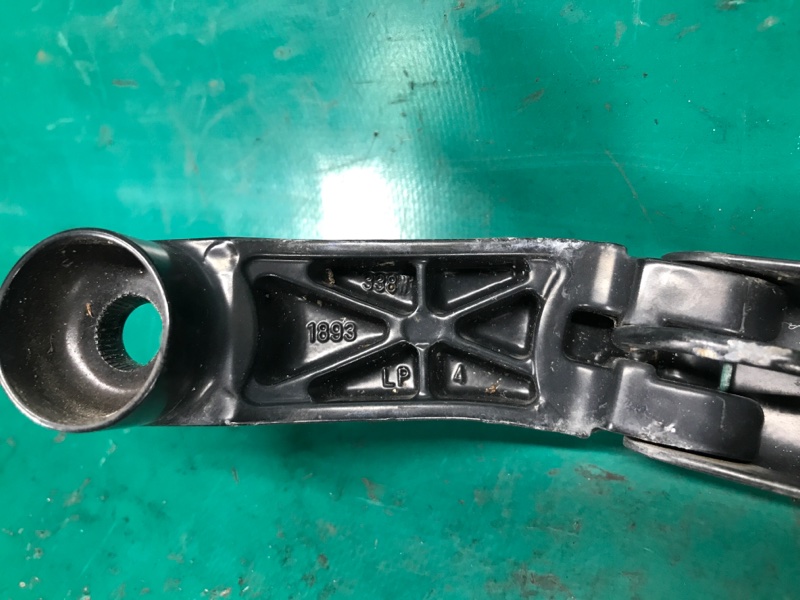 Поводок стеклоочистителя передний правый TOYOTA RAV4 05-12 3.5 2GR-FE