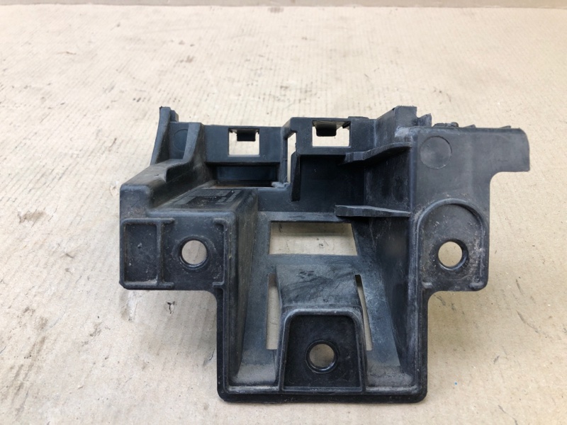 Кронштейн задний левый JETTA USA 10-17 2011 2.5