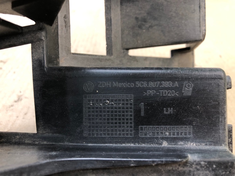 Кронштейн задний левый JETTA USA 10-17 2011 2.5