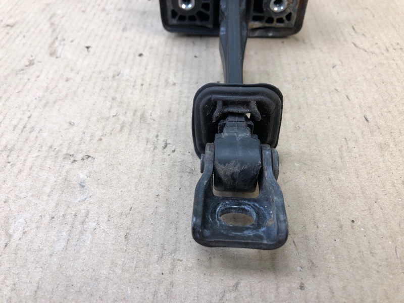 Ограничитель двери задний правый JETTA USA 10-17 2011 2.5