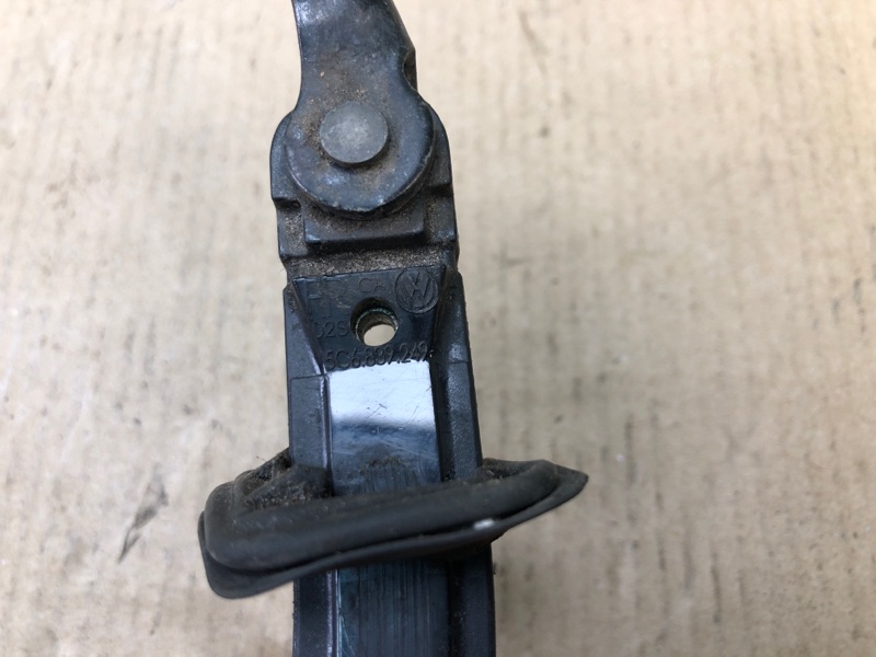 Ограничитель двери задний правый JETTA USA 10-17 2011 2.5