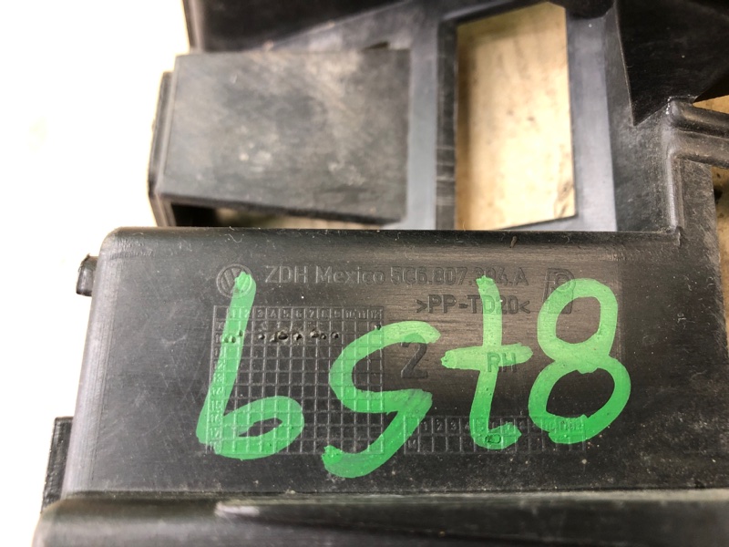 Кронштейн заднего бампера правый JETTA USA 10-17 2011 2.5