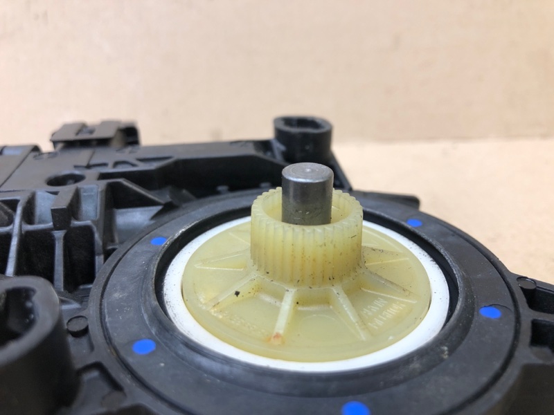 Моторчик стеклоподъемника задний правый JETTA USA 10-17 2011 2.5 Моторчик стеклоподъемника задний правый JETTA USA 10-17 2011 2.5