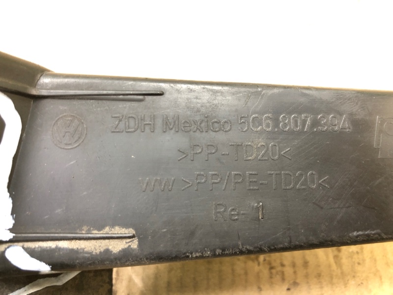 Кронштейн заднего бампера задний правый JETTA USA 10-17 2011 2.5