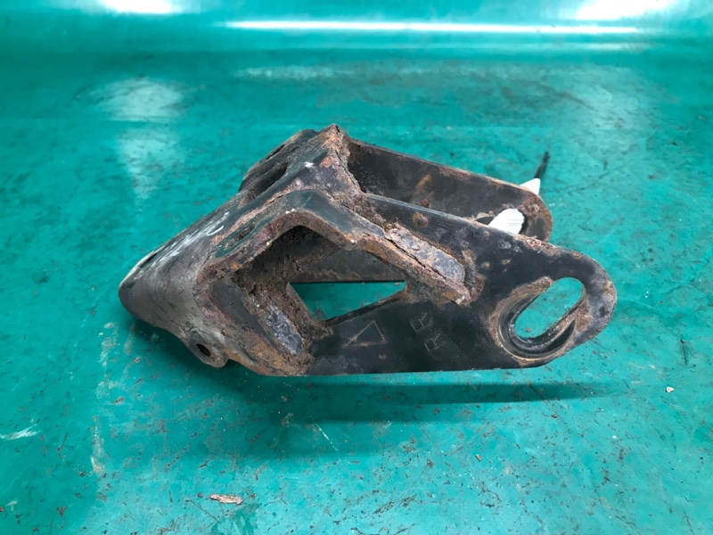 Кронштейн двигателя передний TOYOTA RAV4 05-12 2008 3.5 2GR-FE 12311-31070 Б/У