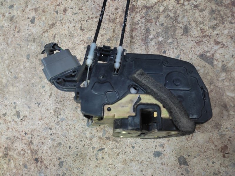 Замок двери передний правый M35/M45 04-10 Замок двери передний правый M35/M45 04-10