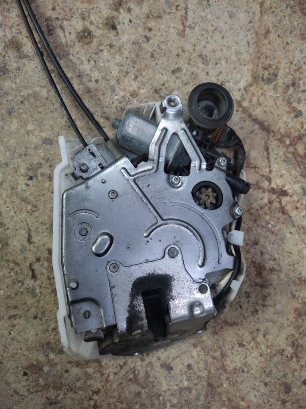 Замок двери боковой задний левый SIENNA 11-16 2013 GSL30 3.5 2GR-FE