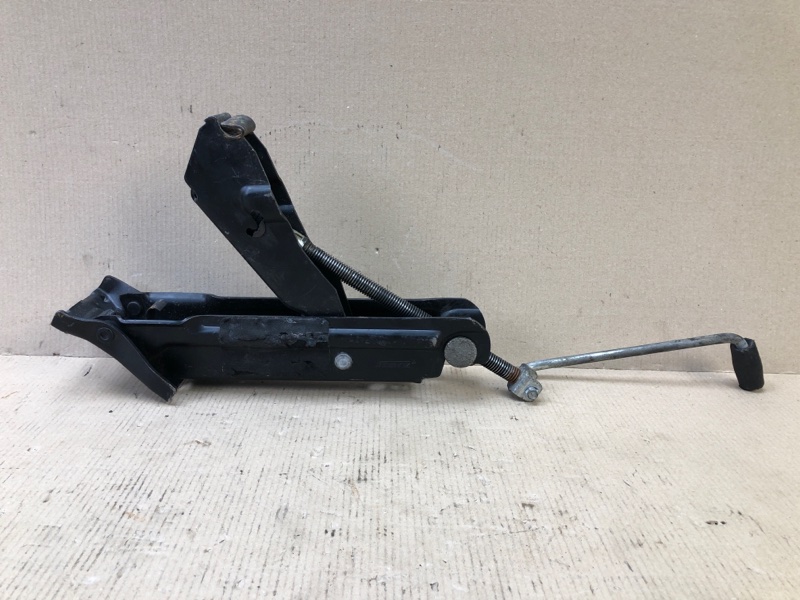 Запчасть домкрат VOLVO S60 00-09 2005 2.5 B5254T2 8679369 Б/У Домкрат VOLVO S60 00-09 2005 2.5 B5254T2 8679369 Б/У