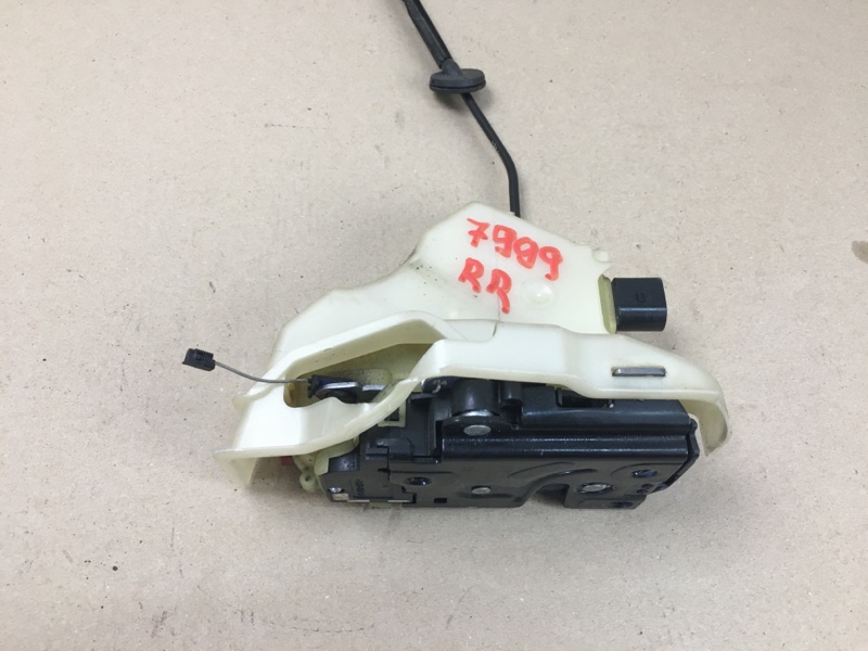 Замок двери задний правый JETTA 05-10 2007 Седан 2.5