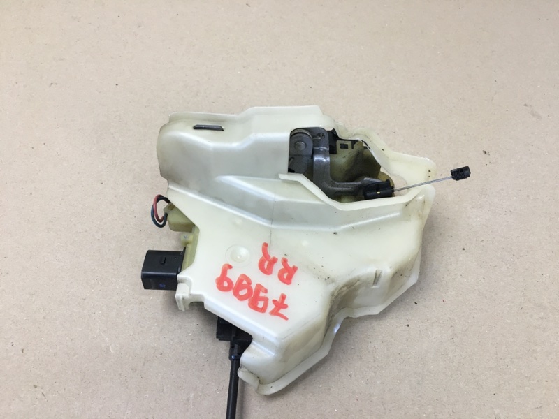 Замок двери задний правый VOLKSWAGEN JETTA 05-10 Седан 2.5