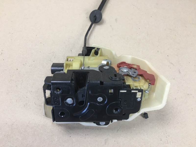 Замок двери задний правый JETTA 05-10 2007 Седан 2.5