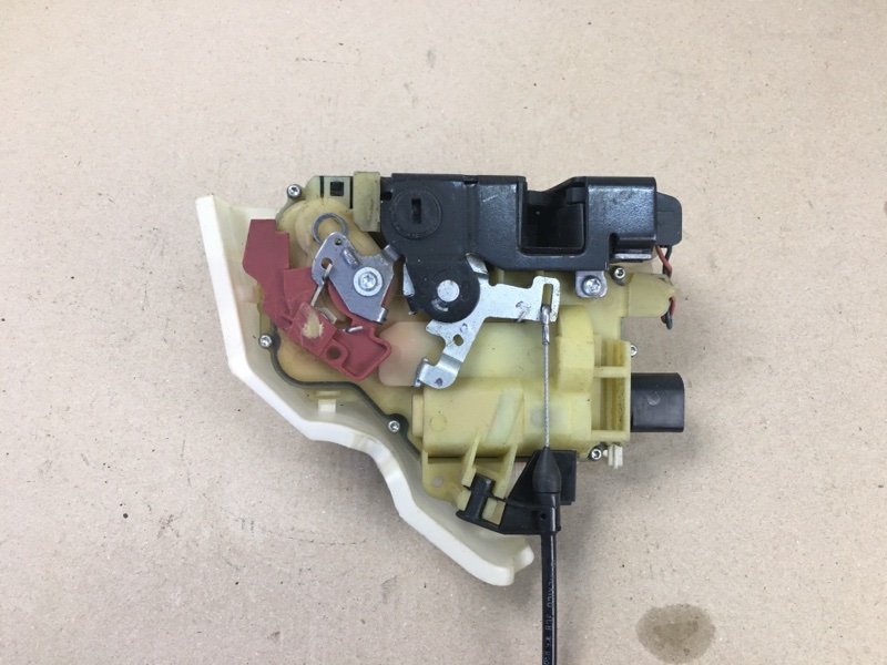 Замок двери задний правый JETTA 05-10 2007 Седан 2.5