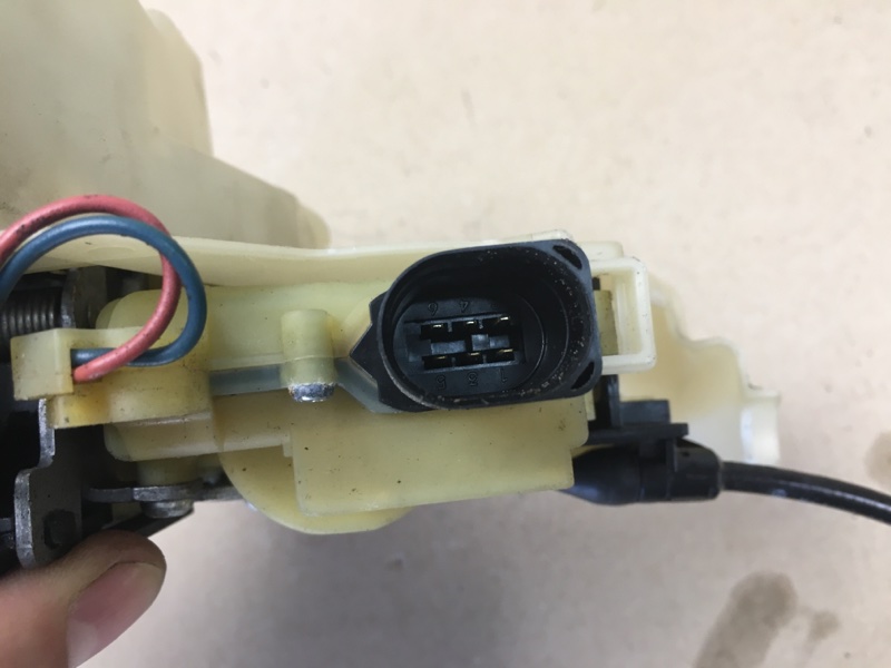 Замок двери задний правый JETTA 05-10 2007 Седан 2.5