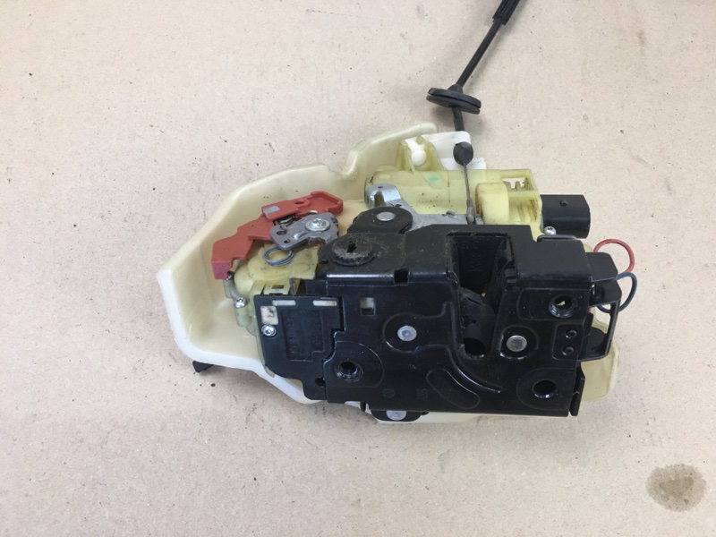 Замок двери задний левый VOLKSWAGEN JETTA 05-10 Седан 2.5