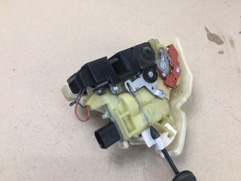 Замок двери задний левый JETTA 05-10 2007 Седан 2.5