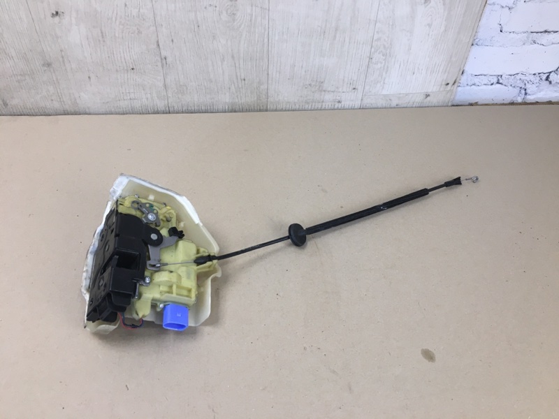 Замок двери передний левый JETTA 05-10 2007 Седан 2.5