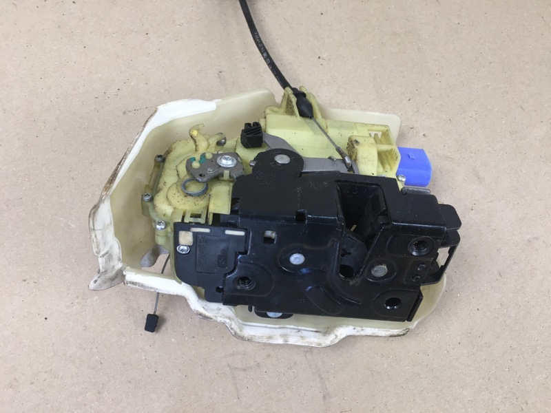 Замок двери передний левый VOLKSWAGEN JETTA 05-10 Седан 2.5