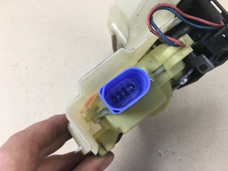 Замок двери передний левый JETTA 05-10 2007 Седан 2.5