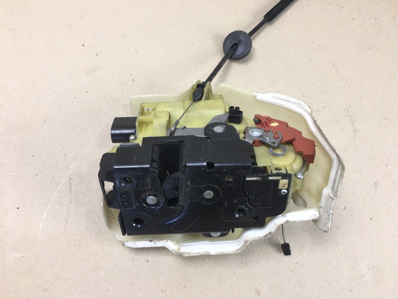 Замок двери передний правый VOLKSWAGEN JETTA 05-10 Седан 2.5