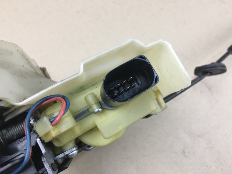 Замок двери передний правый JETTA 05-10 2007 Седан 2.5