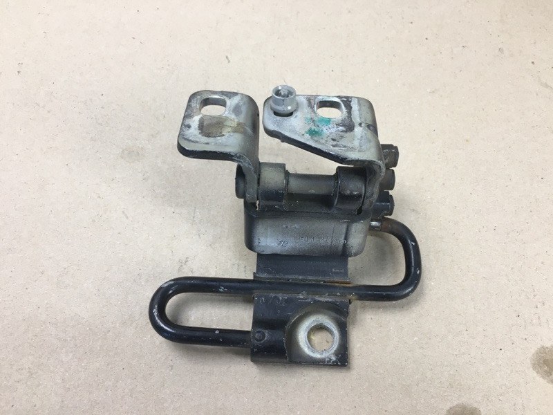 Петля двери нижняя задняя левая VOLKSWAGEN JETTA 05-10 2007 Седан 2.5 1K4 833 411 P Б/У