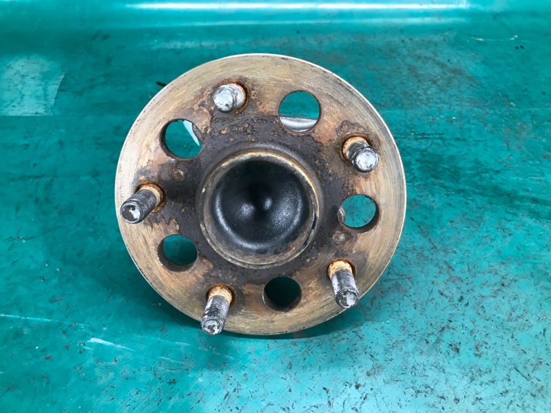 Запчасть ступица задняя правая TOYOTA CAMRY 55 14-17 2016 2.5 2ARFE 42450-06110 Б/У Ступица задняя правая TOYOTA CAMRY 55 14-17 2016 2.5 2ARFE 42450-06110 Б/У