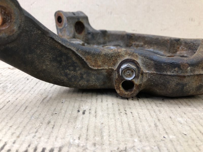 Кулак поворотный передний правый SENTRA (B16) 06–12 2012 2.0 MR20DE