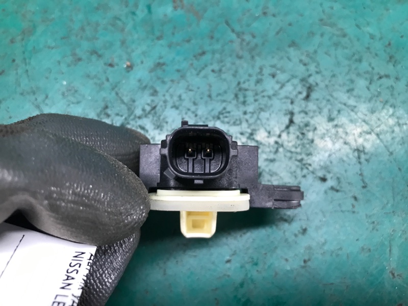 Датчик удара передний правый LEAF 10-17 2012