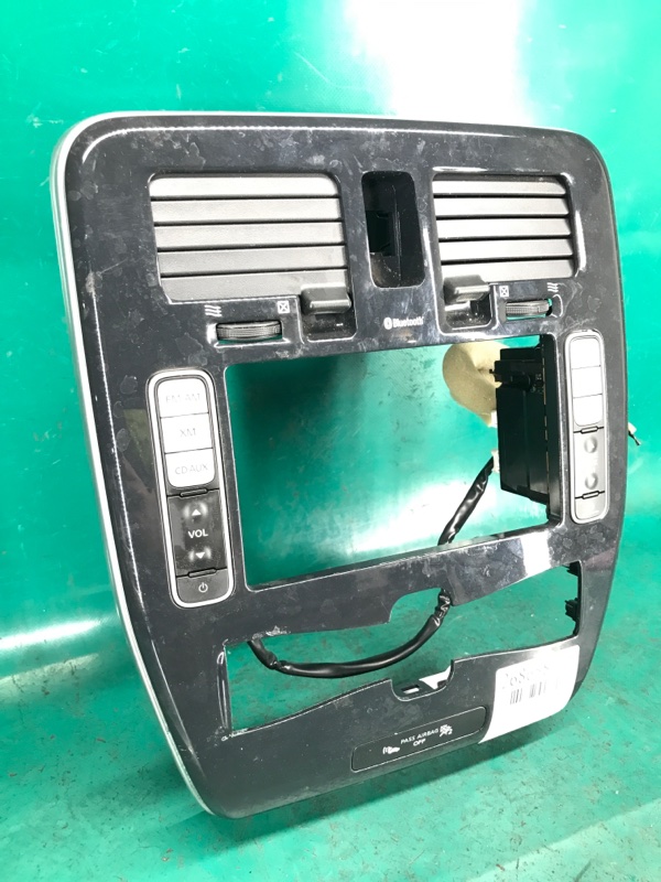 Накладка торпедо под магнитолу NISSAN LEAF 10-17