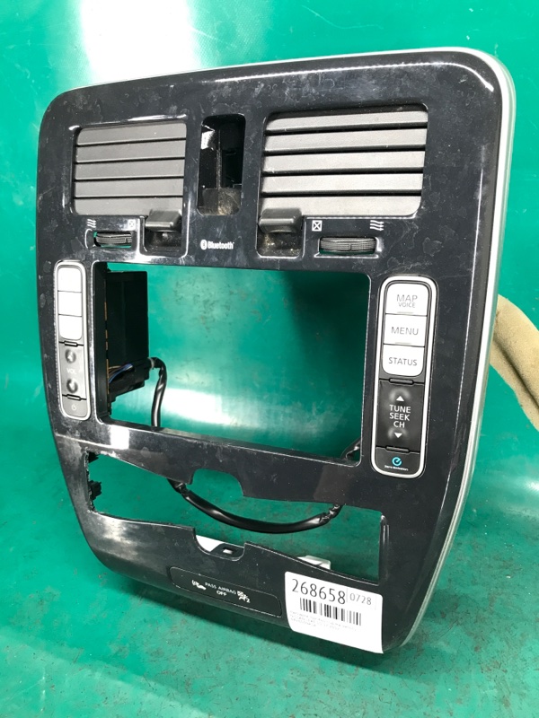 Накладка торпедо под магнитолу LEAF 10-17 2012