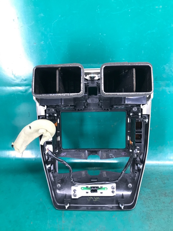 Накладка торпедо под магнитолу LEAF 10-17 2012